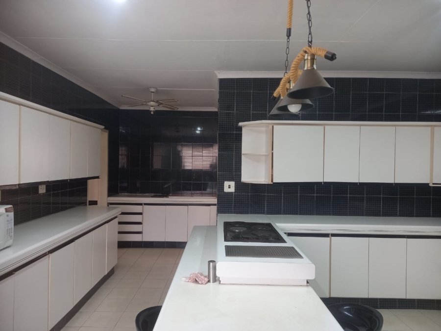 5 Bedroom Property for Sale in Manzil Park North West